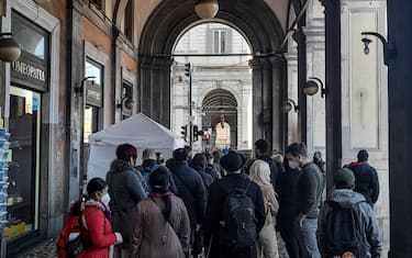 Fila di persone in attesa di sottoporsi al tampone rapido per il Covid-19 davanti alla Farmacia della Stazione, Roma 18 ottobre 2021. ANSA/FABIO FRUSTACI