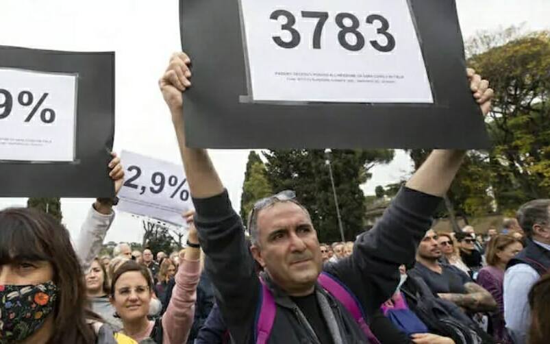 Il cartello con "3783" durante una manifestazione No Green pass