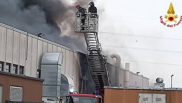 Arezzo, in fiamme l'azienda Galvanica Formelli: quattro intossicati