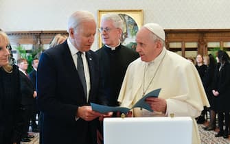 Un momento dell'incontro fra Papa Francesco e Joe Biden in Vaticano