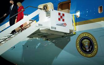 Joe Biden e la moglie Jill scendono dalla scaletta dell'aereo presidenziale all'aeroporto di Fiumicino