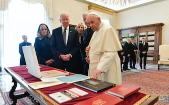 Un momento dell'incontro in Vaticano fra Joe Biden, con la moglie Jill, e Papa Francesco
