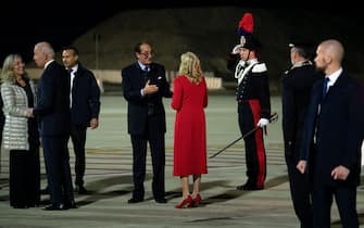 Joe Biden e la moglie Jill accolti da diplomatici italiani a Roma Fiumicino