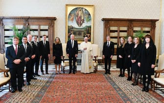 Joe Biden e la moglie Jill in Vaticano con Papa Francesco