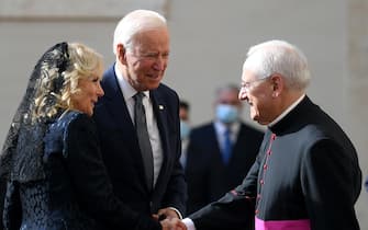 Il presidente americano Joe Biden e la moglie Jill accolti in Vaticano da monsignor Leonardo Sapienza
