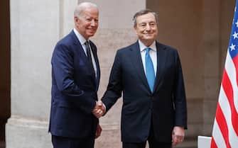 epa09552525 Italy's Prime Minister Mario Draghi (R) and US President Joe Biden during their meeting at the Chigi palace in Rome, Italy, 29 October 2021, ahead of an upcoming G20 summit of world leaders to discuss climate change, covid-19 and the post-pandemic global recovery.  EPA/ROBERTO MONALDO / POOL