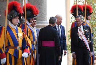 US President Joe Biden (C) leaves after a private audience with Pope Francis, at the San Damaso courtyard in Vatican City, 29 October 2021.  ANSA/ETTORE FERRARI
 