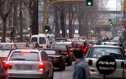Beppe Sala: "Troppe auto a Milano, servono più taxi e car sharing"