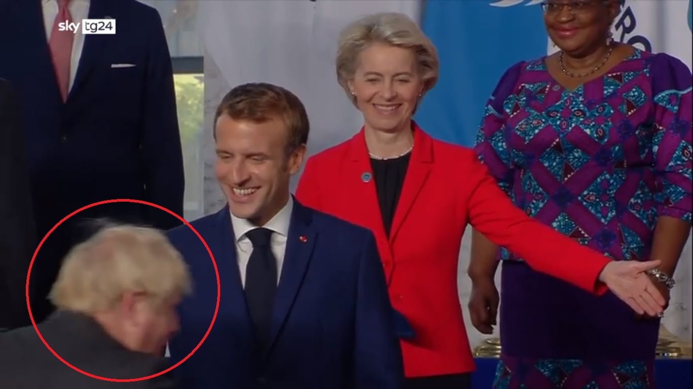 Macron e von der Leyen sorridono all'arrivo di Johnson