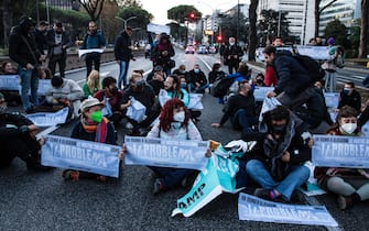 Police cleared the demonstrators of the "Climate camp" who were sitting in the central lane of via Cristoforo Colombo in Rome, blocking traffic towards the center, Italy, 30 October 2021. The activists allowed themselves to be lifted by passive resistance. At the moment the middle lane has been cleared while the demonstrators continue to occupy the side lane, sitting or lying on the asphalt. "If it does not change, we will block the city," climate activists scream.
ANSA/ANGELO CARCONI