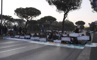 Police cleared the demonstrators of the "Climate camp" who were sitting in the central lane of via Cristoforo Colombo in Rome, blocking traffic towards the center, Italy, 30 October 2021. The activists allowed themselves to be lifted by passive resistance. At the moment the middle lane has been cleared while the demonstrators continue to occupy the side lane, sitting or lying on the asphalt. "If it does not change, we will block the city," climate activists scream.
ANSA/CLIMATE CAMP PRESS OFFICE
+++ ANSA PROVIDES ACCESS TO THIS HANDOUT PHOTO TO BE USED SOLELY TO ILLUSTRATE NEWS REPORTING OR COMMENTARY ON THE FACTS OR EVENTS DEPICTED IN THIS IMAGE; NO ARCHIVING; NO LICENSING +++