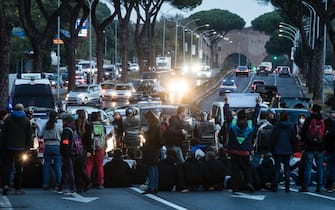 Police cleared the demonstrators of the "Climate camp" who were sitting in the central lane of via Cristoforo Colombo in Rome, blocking traffic towards the center, Italy, 30 October 2021. The activists allowed themselves to be lifted by passive resistance. At the moment the middle lane has been cleared while the demonstrators continue to occupy the side lane, sitting or lying on the asphalt. "If it does not change, we will block the city," climate activists scream.
ANSA/ANGELO CARCONI