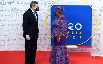 Italian Prime Minister Mario Draghi (L) welcomes Director-General of the World Trade Organization (WTO), Ngozi Okonjo-Iweala, at the G20 summit of world leaders to discuss climate change, Covid-19 and the post-pandemic global recovery at the La Nuvola center in Rome, Italy, 30 October 2021.
ANSA/ETTORE FERRARI/POOL