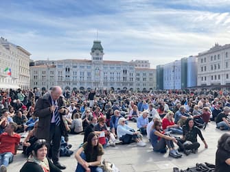 Il corteo di manifestanti Ã¨ tornato in piazza UnitÃ  d'Italia, dove in molti, in silenzio, si sono seduti a terra, Trieste, 18 Ottobre 2021. ANSA/ALICE FUMIS