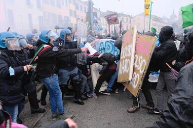 Bolsonaro a Padova, scontri tra manifestanti e polizia. FOTO