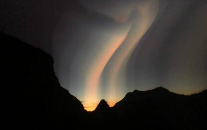 Scatto magico in Valtellina: sembra l'aurora boreale, ma non lo è