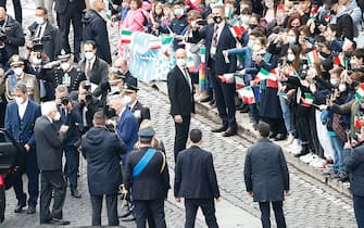 Il presidente Mattarella accolto da studenti all'Altare della Patria in occasione delle celebrazioni del 4 novembre 2021