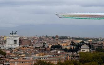 Frecce tricolori sul cielo di Roma in occasione delle celebrazioni del 4 novembre 2021
