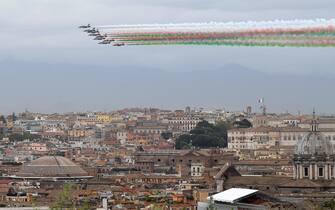 Frecce tricolori sul cielo di Roma in occasione delle celebrazioni del 4 novembre 2021