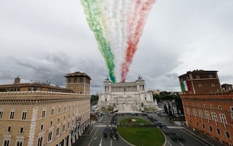 Frecce tricolori sorvolano l'Altare della Patria, a Roma, in occasione delle celebrazioni del 4 novembre 2021