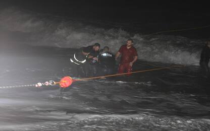 Calabria, migranti su una barca in balia del mare in tempesta: VIDEO