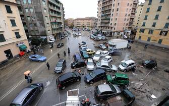 Via Fareggiano a Genova il giorno dopo l'alluvione di ieri, Genova,5 Novembre 2011. ANSA/ ALESSANDRO DI MARCO