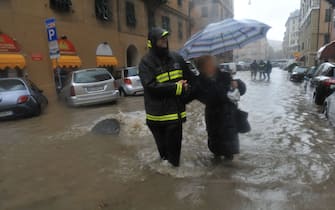 Alluvione a Genova, tombini saltati in via Caffa, questo pomeriggio  04 novembre 2011 a Genova.
-ANSA/LUCA ZENNARO-