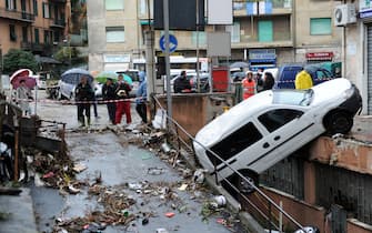 Via Fareggiano a Genova il giorno dopo l'alluvione di ieri, Genova,5 Novembre 2011. ANSA/ ALESSANDRO DI MARCO