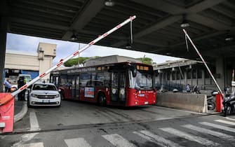 Il deposito Atac di Tor Sapienza dopo il rogo di stanotte che ha distrutto diversi autobus allÕinterno della rimessa, Roma, 5 ottobre 2021. ANSA/RICCARDO ANTIMIANI