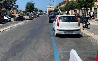 Da oggi attive le "Strisce Blu" nel Borgo Valadier, centro storico di Fiumicino, lungo il porto canale, 3 luglio 2020. I posti auto a disposizione, su via Torre Clementina, sono 205.
ANSA/ DARIO NOTTOLA