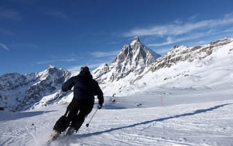 Le ripetute e abbondanti nevicate degli ultimi giorni hanno inaspettatamente allungato la stagione invernale in Valle d'Aosta dove si scia ancora, 25 aprile 2012. Impianti aperti a La Thuile (ultimo giorno) dove in quota si possono trovare 170 centimetri di neve. Non temono la primavera i molti sciatori presenti a Breuil-Cervinia. Il comprensorio ai piedi della Gran Becca - che sale fino ai 3.500 metri di altitudine del ghiacciaio del Plateau Rosa - chiuderà solo il 6 maggio, potendo ancora garantire neve farinosa anche a bassa quota, grazie all'ultima spolverata di ieri. Se le piste del Monterosa ski sono chiuse, gli impianti di risalita che partono da Gressoney (le telecabine Stafal-Gabiet e Gabiet-Salati e il Funifor Salati-Indren) consentiranno agli amanti del freeride di raggiungere i versanti innevati fino a domenica 6 maggio. ANSA
