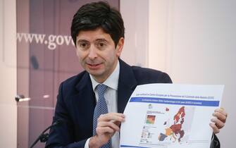 Il ministro della Salute Roberto Speranza mostra la mappa Ecdc durante la conferenza stampa a Palazzo Chigi