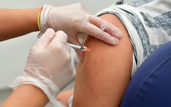Infermiera somministra il vaccino anti-covid