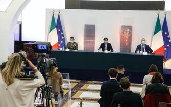 Franco Locatelli, Roberto Speranza e Francesco Paolo Figliuolo durante la conferenza stampa a Palazzo Chigi