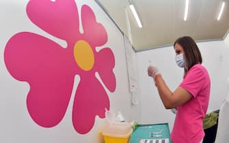 Operatrice sanitaria prepara una siringa col vaccino anti-Covid