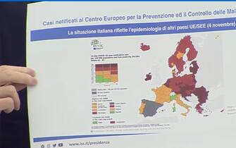 Il ministro Speranza mostra la mappa dell'Ecdc sulla situazione epidemiologica Covid