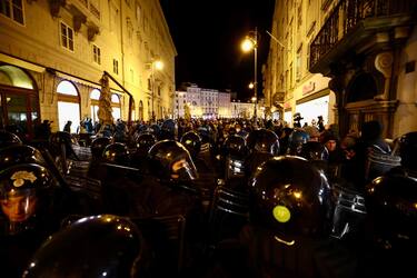 Clashes between law enforcement officers and demonstrators during the 'No Green Pass' rally in Trieste, northern Italy, 06 November 2021. The obligation to have the Green Pass vaccine passport to enter all Italian public and private workplaces came into force last 15 October. ANSA/ PAOLO GIOVANNINI