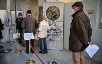 La fila all ingresso dell ospedale per la vaccinazione degli anziani con il vaccino Pfizer all Ospedale Militare di Baggio a Milano, 24 Marzo 2021.
Ansa/Matteo Corner