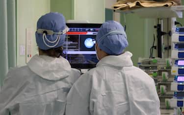 Personale sanitario impegnato all'interno di un reparto di terapia intensiva in una recente immagine d'archivio. ANSA/ FILIPPO VENEZIA