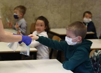The pupils of the primary school of Travagliato, near Brescia, Italy, undergo salivary swabs, 14 May  2021. These salivary swab tests are like a lollipop candy to hold in the mouth for a minute, and the exam is done. This is the new salivary test to identify the infection from Covid 19.
ANSA/ FILIPPO VENEZIA