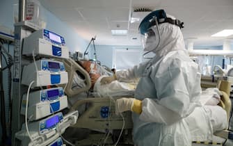 Personale sanitario impegnato nell'assistenza ad un paziente ricoveratp per Covid in una recente immagine d'archivio. ANSA/GIUSEPPE LAMI