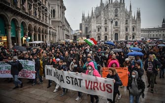 Partito il corteo No vax no green pass da piazza Duomo,. Milano, 30 Ottobre 2021ANSA/MATTEO CORNER