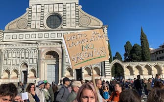 Circa 400 persone radunate a Firenze in piazza Santa Maria Novella per un presidio per dire no al Green pass, 15 ottobre 2021. ANSA/GRAMIGNI