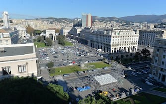 Il palco di Piazza della Vittoria che viene allestito in vista di domenica 1 dicembre, giorno in cui si svolgerà il terzo V-Day di Beppe Grillo, 28 novembre 2013 a Genova.
ANSA/LUCA ZENNARO