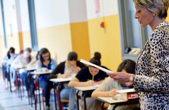torino Gli studenti affrontano la seconda prova degli esami di maturità 2015 presso il Liceo Cavour, Torino, 18 Giugno 2015 ANSA/ ALESSANDRO DI MARCO