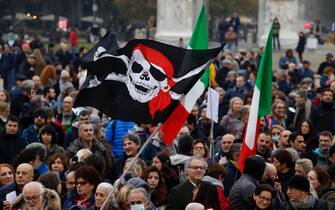 La manifestazione contro il green pass obbligatorio organizzata dall'associazione di Robert Kennedy Jr,  Children s Health Defense, all'arco della pace a Milano, 13 novembre 2021. ANSA/MOURAD BALTI TOUATI