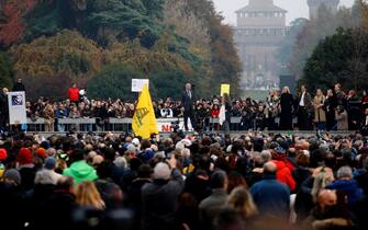 Robert Kennedy Jr. alla manifestazione contro il green pass obbligatorio organizzata dalla sua associazione Children s Health Defense all'arco della pace a Milano, 13 novembre 2021.ANSA/MOURAD BALTI TOUATI