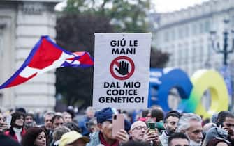 Manifestazione corteo dei no green pass in  piazza Castello. Torino 13 novembre 2021 ANSA/TINO ROMANO