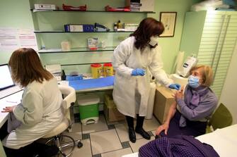 I sanitari vaccinazione degli  anziani con la terza dose  contro coronavirus covid 19 in una farmacia di Milano, 12  novembre 2021.
 ANSA / PAOLO SALMOIRAGO