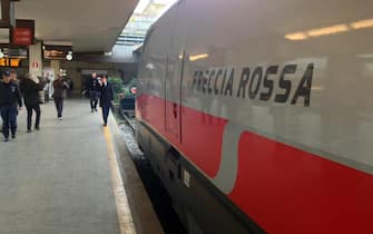 Il segretario del Pd Matteo Renzi alla stazione di Firenze prima di prendere il treno che lo portera' a Roma dove incontrerà, nella sede del Partito democratico, il leader di Forza Italia Silvio Berlusconi, 18 gennaio 2014. ANSA